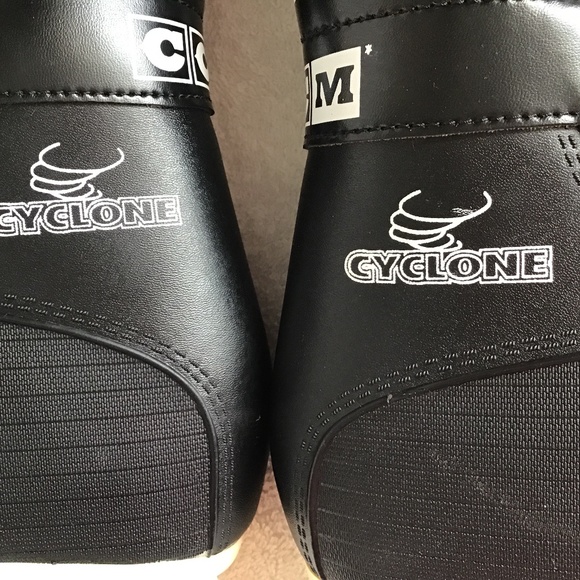 Classic Black Ice Skates - Picture 7 of 9